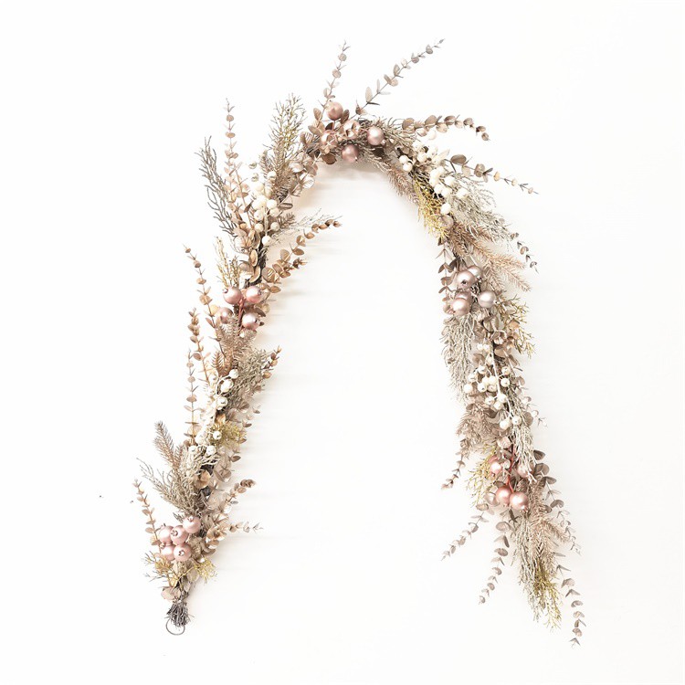 Златни коледни украшения от гирлянди